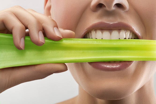 8 летних продуктов, которые могут серьезно повредить наши зубы