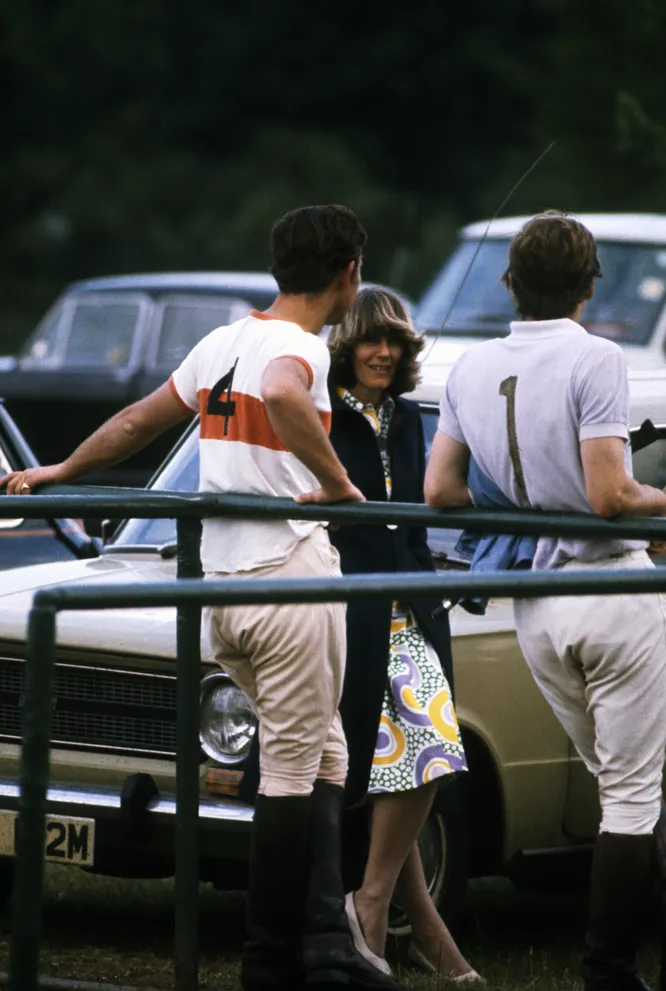 Камилла с принцем Чарльзом на матче по поло в1975 году. Даже после свадьбы с Паркер-Боулзом она и принц Уэльский оставалисьхорошими друзьями
