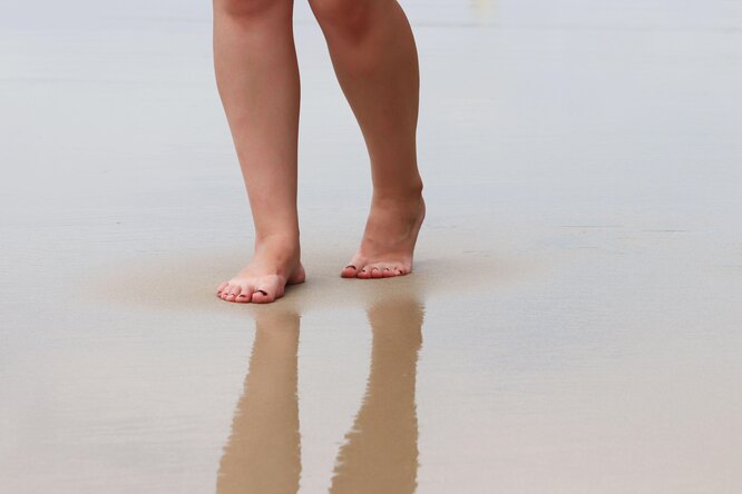 Ноги, песок, вода