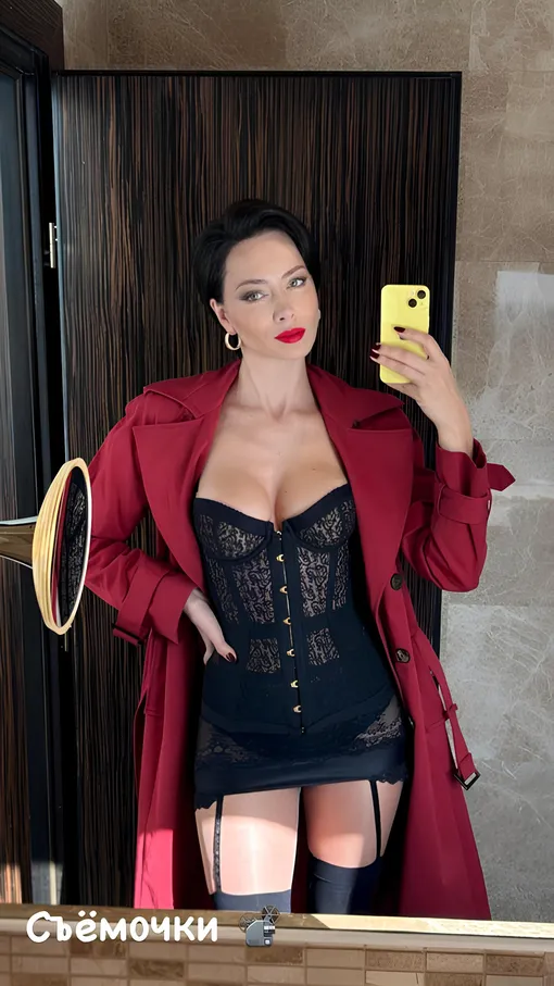 36-летняя актриса Настасья Самбурская в красном плаще, чёрном кружевном корсете и чулках
