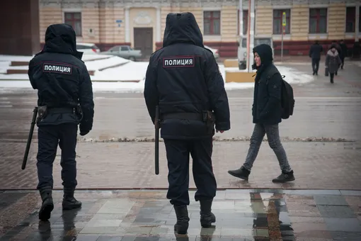 В Москве полицейский вместе с другом изнасиловали шваброй 20-летнюю девушку