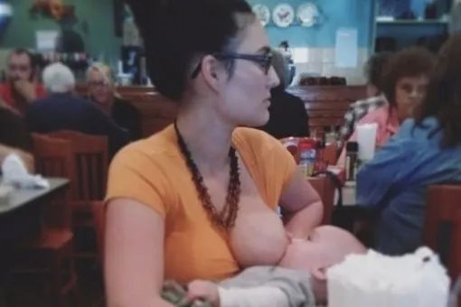 Мама, кормившая грудью в кафе, пристыдила окружающих ее критиков
