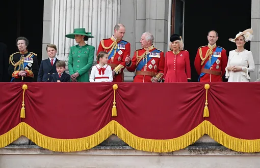 Королевская семья на балконе Букингемского дворца во время парада Trooping the Colour