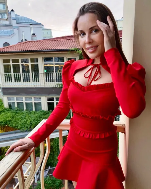 Юлия Михалкова в красном платье
