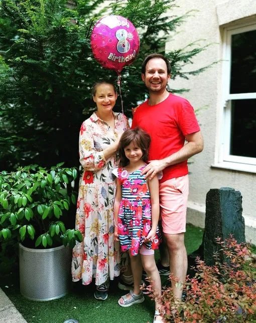 Яна Секста с дочерью Аней и мужем Дмитрием Мариным в 8-й день рождения дочки (август 2022 года)