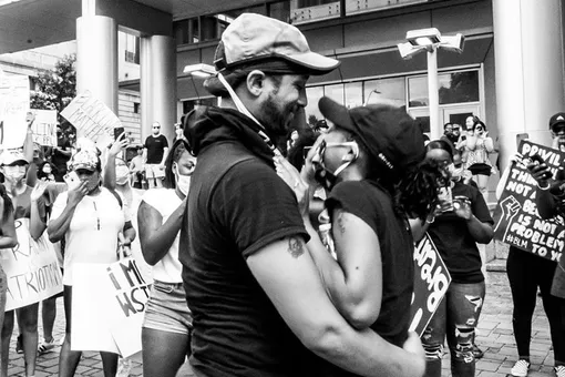 Любовь посреди хаоса: влюбленная пара обручилась прямо на акции протеста в США