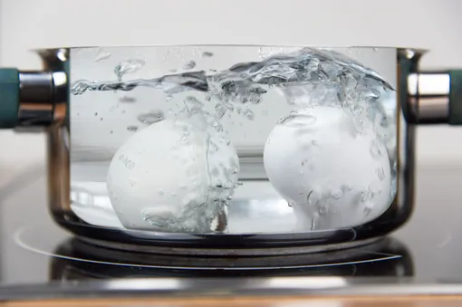 яйца варятся в кастрюльке с водой