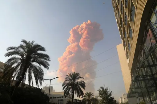 «Это апокалипсис!» Мощный взрыв в Бейруте уничтожил часть города, ожидается много погибших (видео)