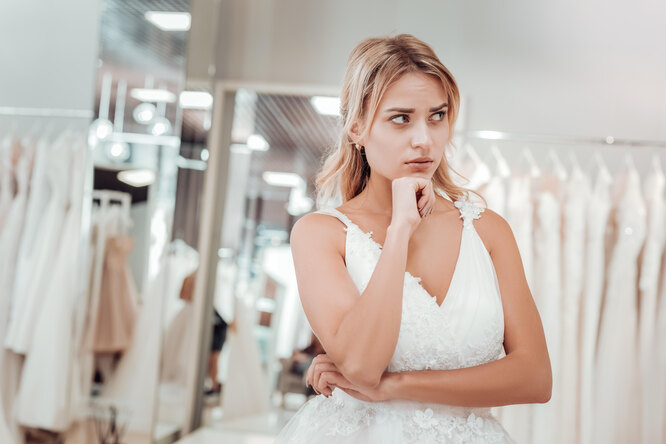 Ожидание и реальность: невеста пришла в ужас от платья, заказанного онлайн