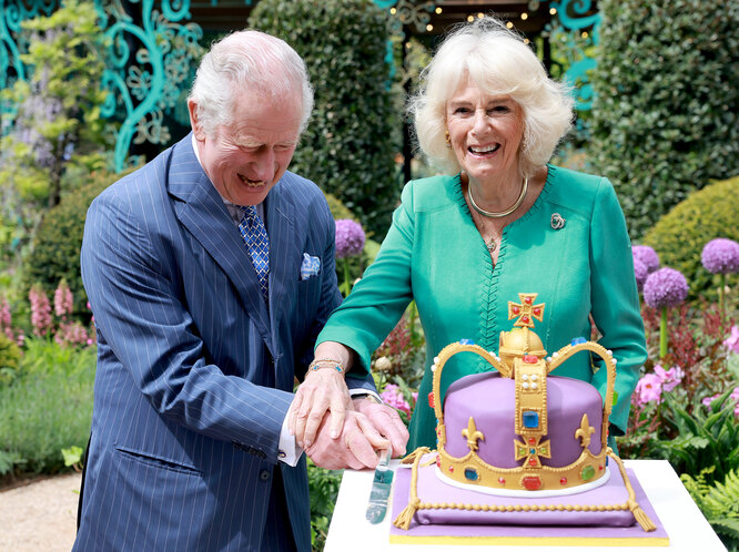 Карл и Камилла разрезают торт в виде королевской короны