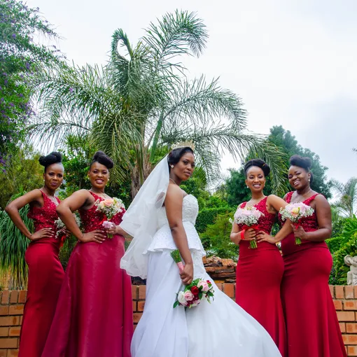 невеста и подружки невесты в красном