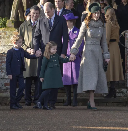 Герцоги Кембриджские со старшими детьми на рождественской службе