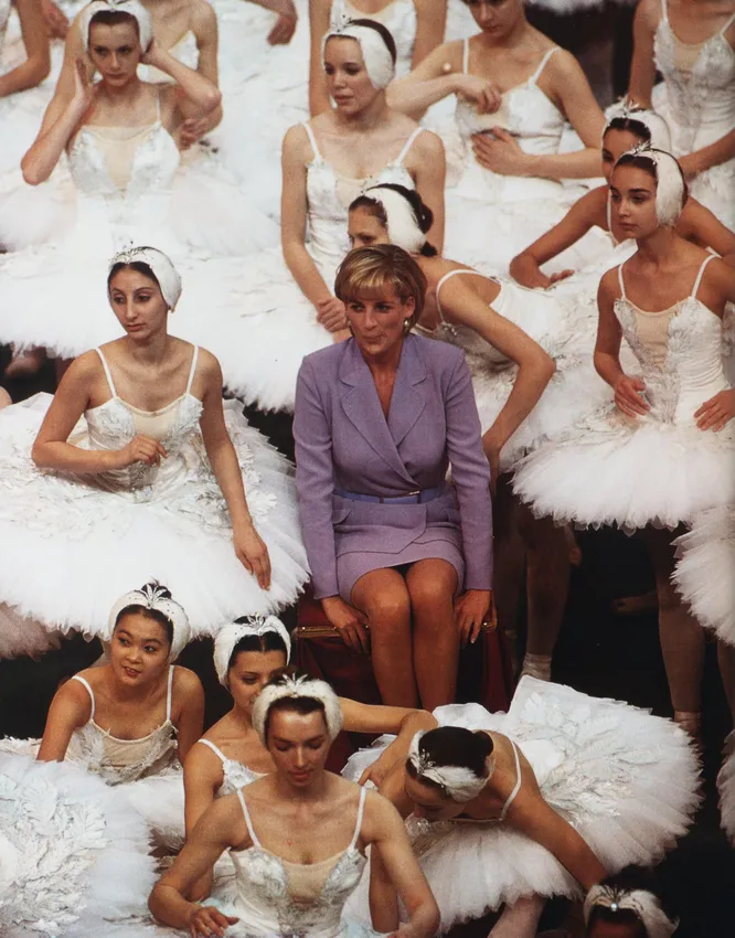 Диана, принцесса Уэльская, покровитель Английского национального балета, посетила труппу во время репетиций предстоящей постановки "Лебединого озера" в Королевском Альберт-холле