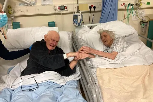 Взяться за руки в последний раз: супруги умерли от COVID-19 после 70 лет брака