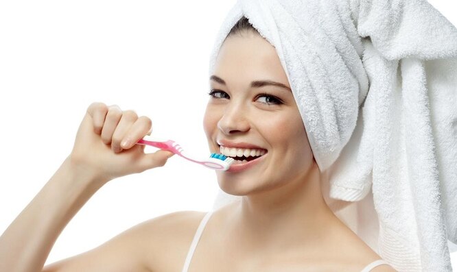 Девушка чистит зубы, чтобы сжечь 1000 калорий