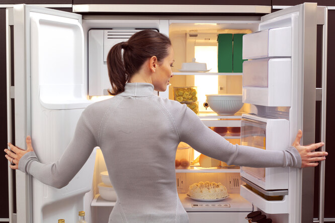 Как правильно разложить продукты в холодильнике, чтобы они хранились дольше?