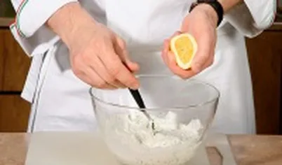 Выжмите сок из половины лимона и немного взбейте соус вилкой – получится однородная масса.