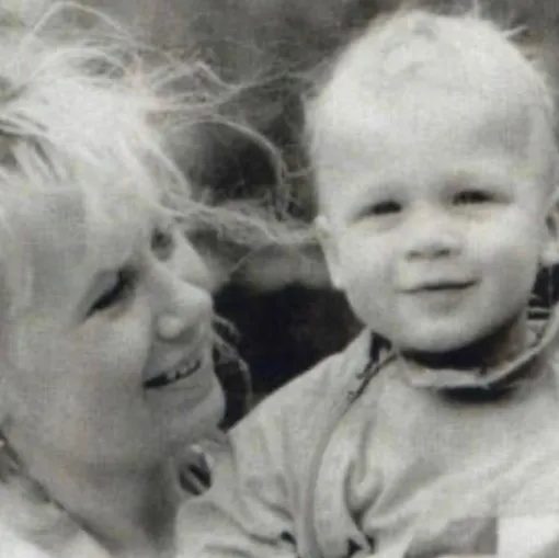 Артур Сопельник с матерью. Архивное фото