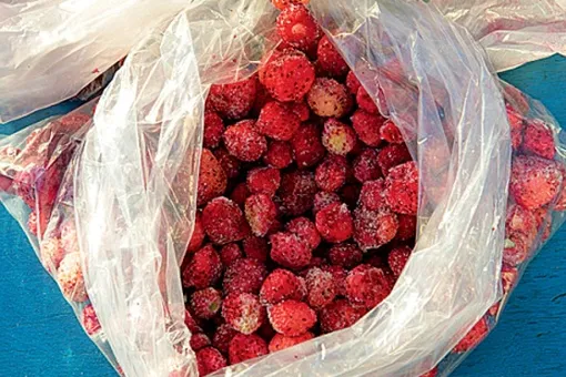 Как правильно заморозить летние ягоды?