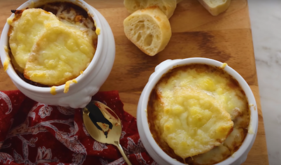 Поставьте горшочки с французским луковым супом в духовку под разогретый гриль на 2-3 минуты. Сыр должен запечься и слегка зарумяниться.
