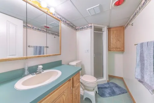 Пространство под раковиной в маленькой ванной комнате и туалете часто пустует. Вы можете использовать шкаф с дверцами