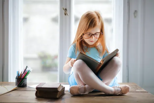 «Должно быть интересно»: как мотивировать ребенка читать на русском, если вы живете в другой стране