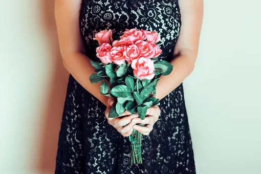 Женские руки держат красивые розы Поздравления с 8 марта жене