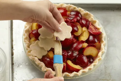 Как украсить летний сладкий пирог с ягодами или фруктами