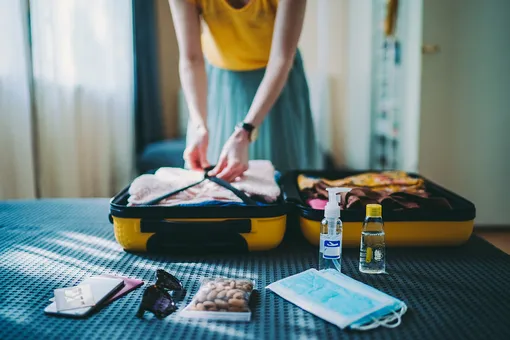 чемодан, женщина складывает чемодан, отпуск, поездка, багаж