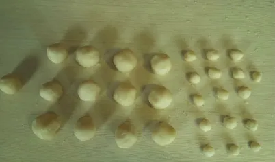 Разделить тесто на комочки размером с грецкий орех и отдельно для серёдочки накатаем совсем небольшие шарики.