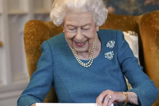 «Прекрасно выглядит»: Елизавета II вернулась к работе после коронавируса