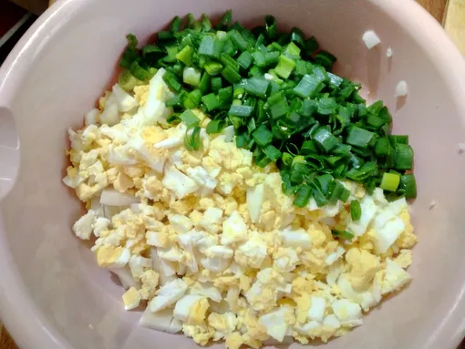 Что приготовить с зелёным луком: салат с кальмарами