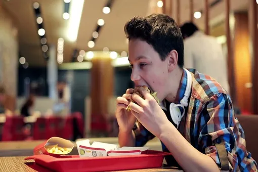 Соцсети делают подростков более восприимчивыми к вредной еде и фастфуду