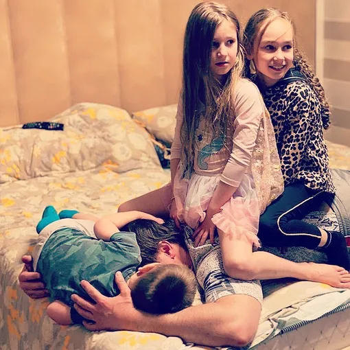 Эдгард Запашный с дочерьми Стефанией и Глорией и сыном Даниэлем