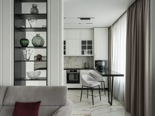 Кухонный гарнитур до потолка позволяет максимально использовать места для хранения, в том числе и для бытовой техники.