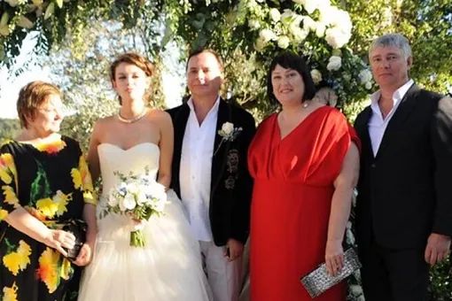 В Сеть попали новые снимки со свадьбы 17-летней модели 55-летнего олигарха