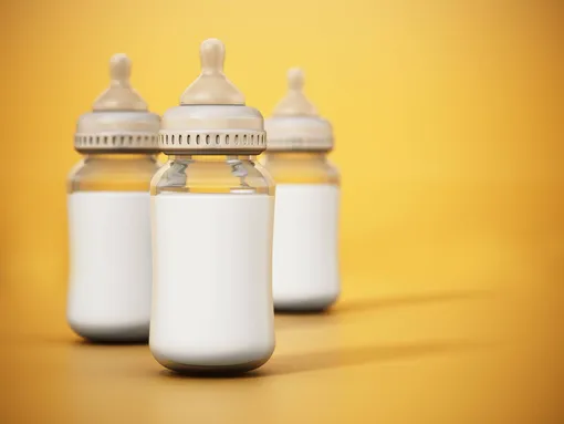 Три детских бутылочки с молоком