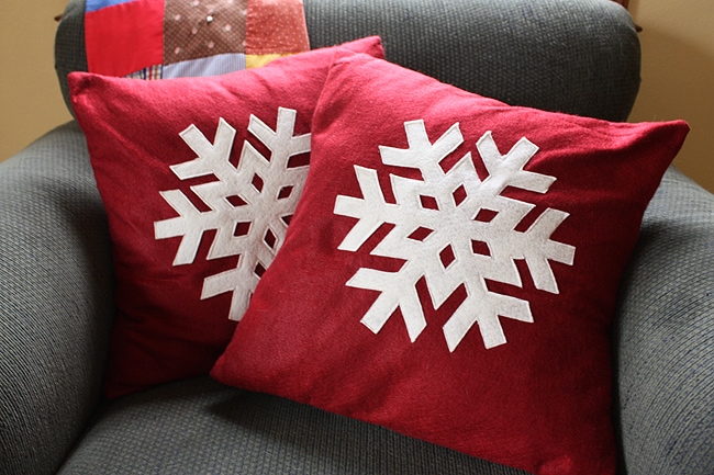 Снежинки из фетра на новогодней подушке