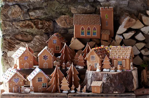 Из нескольких пряничных домиков небольшого размера можно собрать целую деревню!