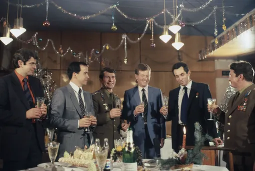 1 декабря 1981 г. Советские и французские космонавты принимают участие в съёмках «Новогоднего огонька». Как видите, и тут не обошлось без легендарного напитка.