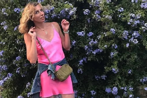 Молода и прекрасна: 48-летняя Светлана Бондарчук в розовом платье в бельевом стиле