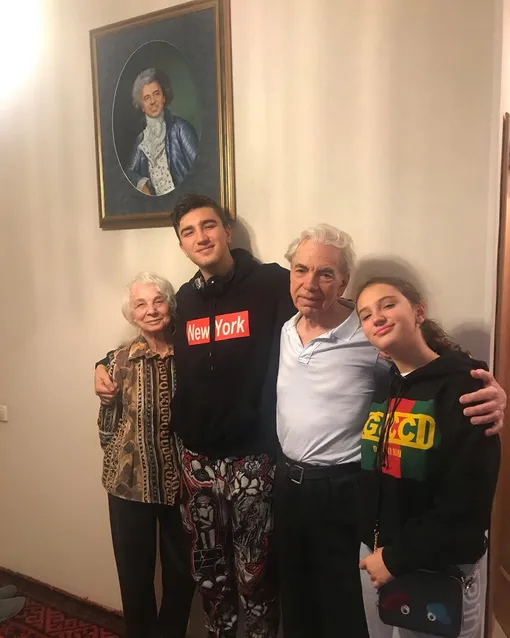 Родители Дмитрий Хворостовского – Александр Степанович и Людмила Петровна – с внуками Максимом и Ниной
