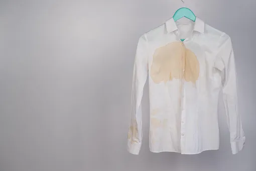 пятно от кофе на белой рубашке