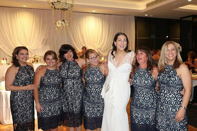 Когда вкусы совпали! Женщины надели на свадьбу одинаковые платья, но они не подружки невесты!