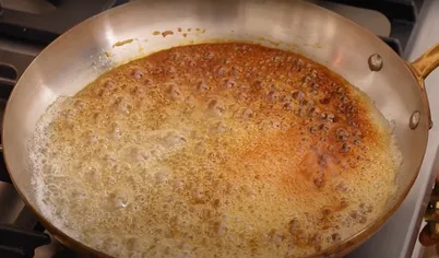 Для приготовления флана разогрейте духовку до 175 градусов. В средней кастрюле или сковороде растопите на медленном огне сахар, пока он не приобретёт золотистый оттенок.