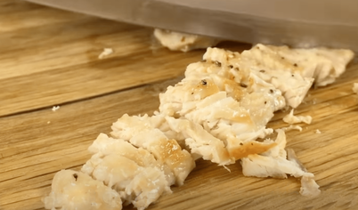 Остывшее куриное филе для жульена нарежьте тонкой соломкой. Остывшее куриное филе для жульена нарежьте тонкой соломкой.