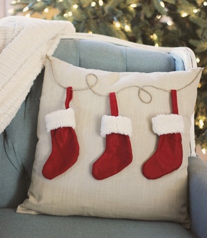 Декоративная подушка с рождественскими носочками