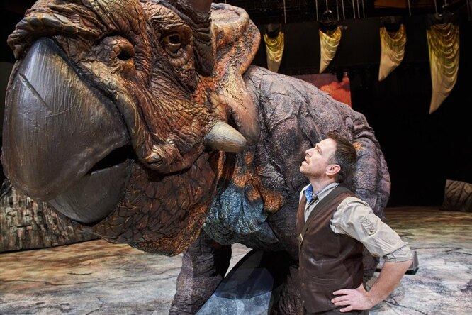 «Эти динозавры – потрясающие актеры!»: Сергей Гузеев рассказал о шоу «Прогулки с динозаврами» и своей роли палеонтолога Хаксли
