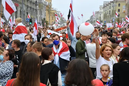В Минске испекли гигантский 80-килограммовый торт — прямо на митинге протеста