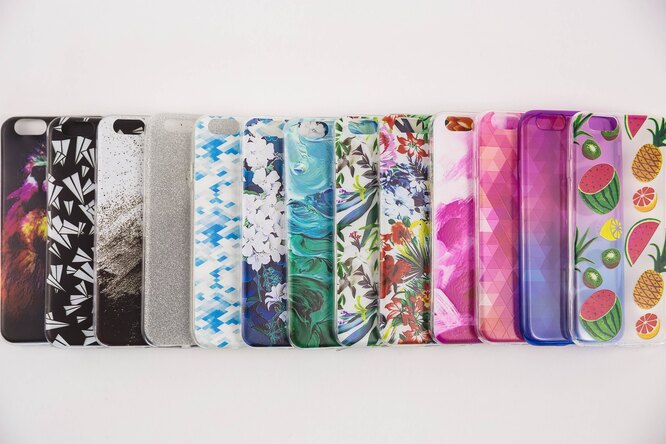 13 смартфонов с разноцветными чехлами